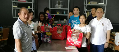 迎國(guó)慶祝中秋，燦源裝飾給員工一點(diǎn)心意