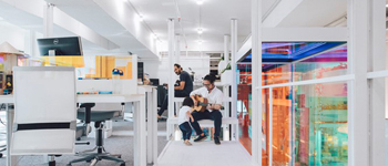 現(xiàn)代簡約辦公室裝修設(shè)計典范  集現(xiàn)代、簡約和科技感為一體