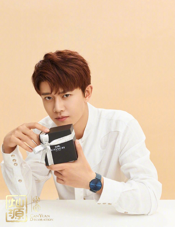 COACH蔻馳T恤辱華惹眾怒 【多圖】開扒蔻馳中國品牌代言人及蔻馳總部辦公室